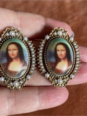 Kenneth Jay Lane  Mona Lisa Portrait Gold Pearl Earrings NIB